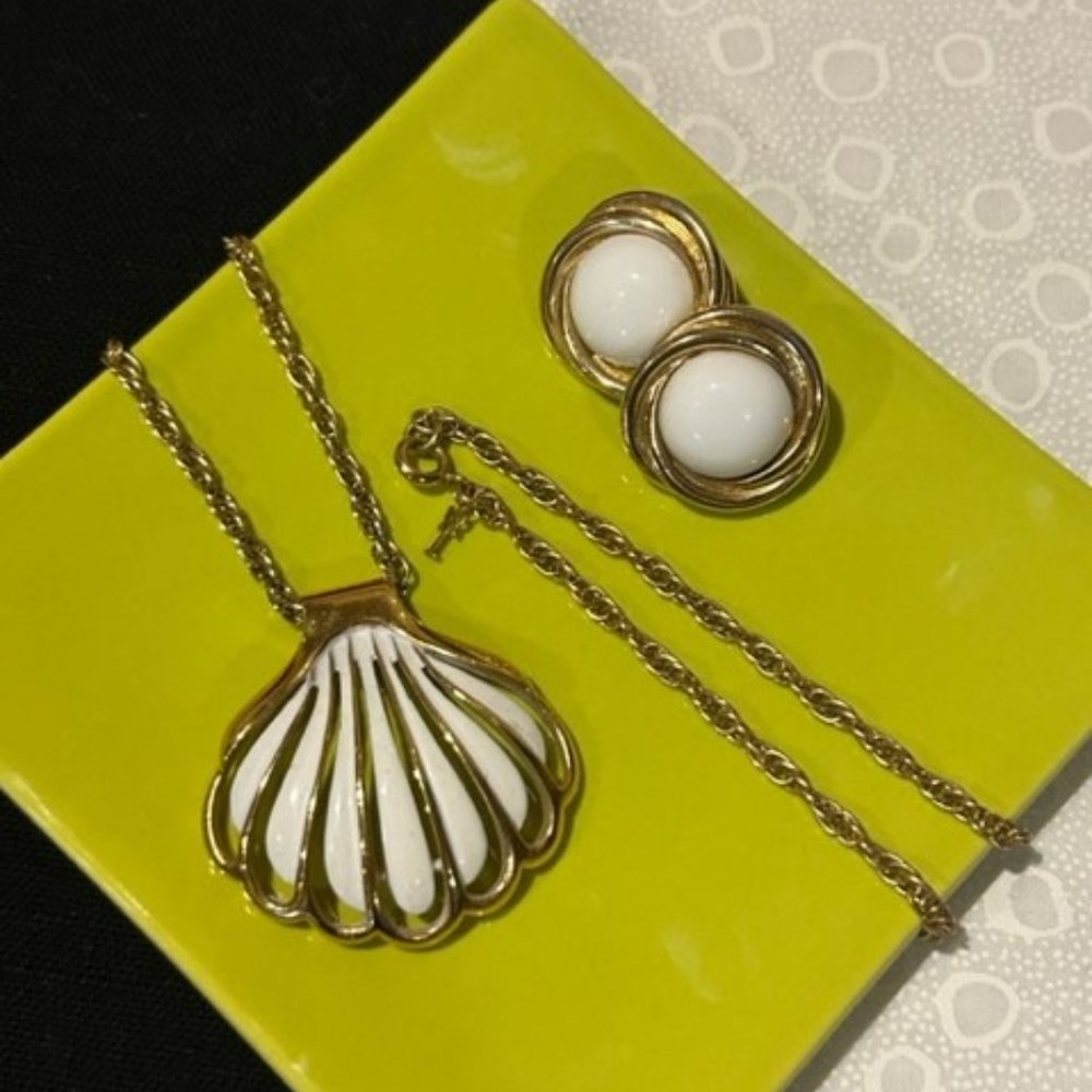🏖️Crown TRIFARI Gold White Enamel Shell Pendant Necklace with Earrings